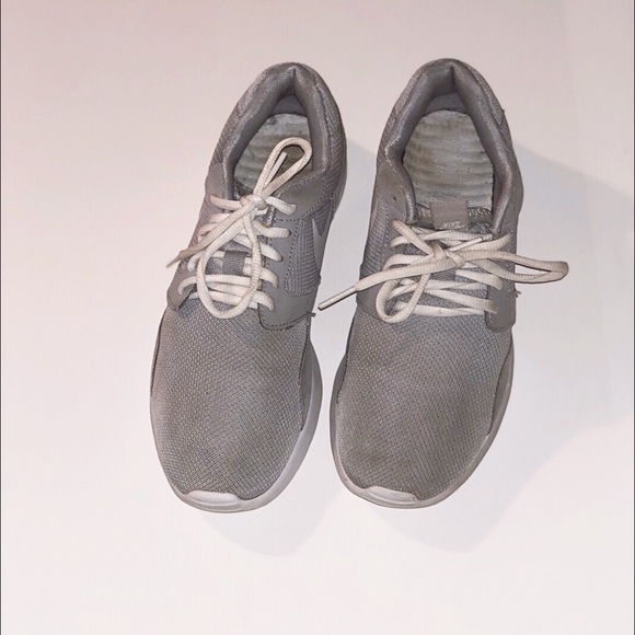 Nike Women’s Tanjun Size 8.5 - Gray - Picture 2 of 2